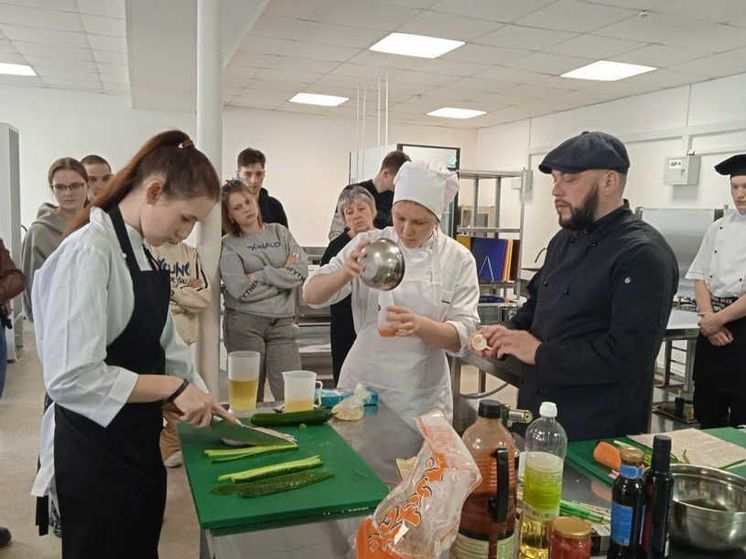 В Аграрном техникуме Хакасии шеф-повар провел мастер-класс по суши