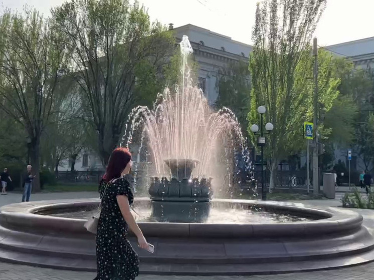 В центре Волгограда «забил» фонтан между двумя университетами