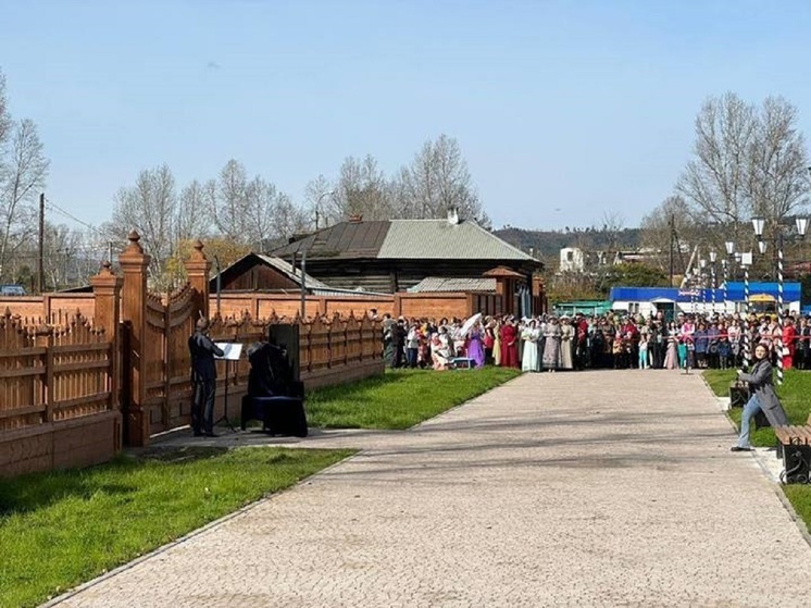 Вандалы повредили стенд на улице Дамской в Петровск-Забайкальском