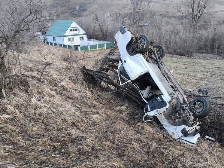 На одной из автодорог Алтайского края ночью перевернулся автомобиль, двое погибли