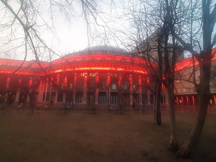 Здание НОВАТа в Новосибирске подсветили красным, чтобы привлечь внимание к гемофилии