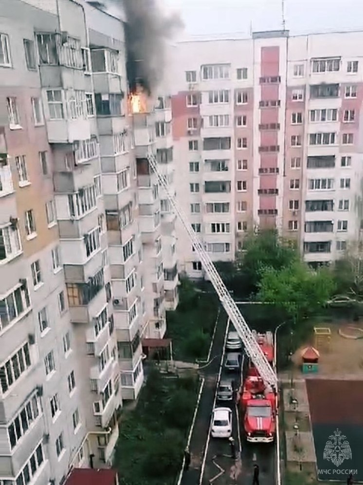 В Брянске из горящей квартиры в многоэтажке эвакуировали 4 человека