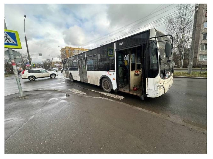 Автобус сбил женщину на пешеходном переходе в Вологде