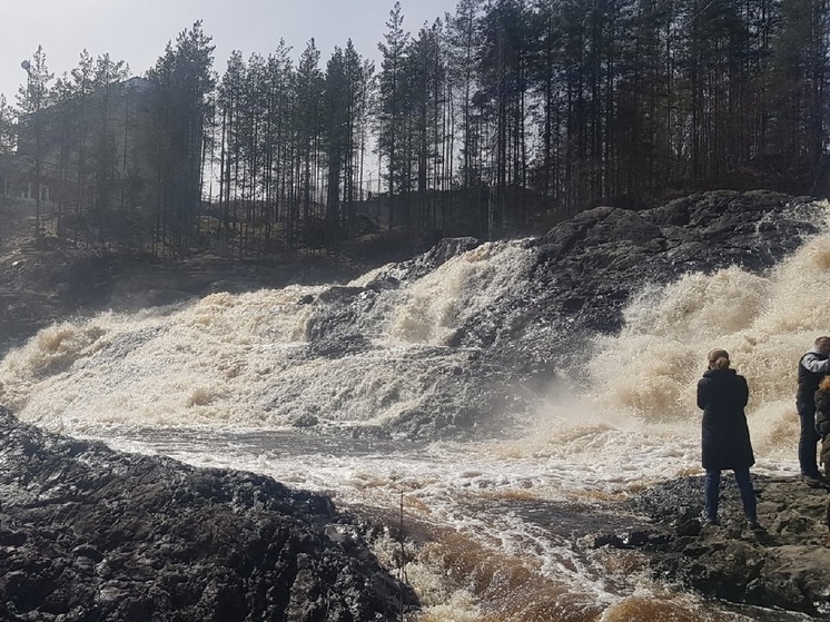 Ожил рукотворный Гирвасский водопад в Карелии