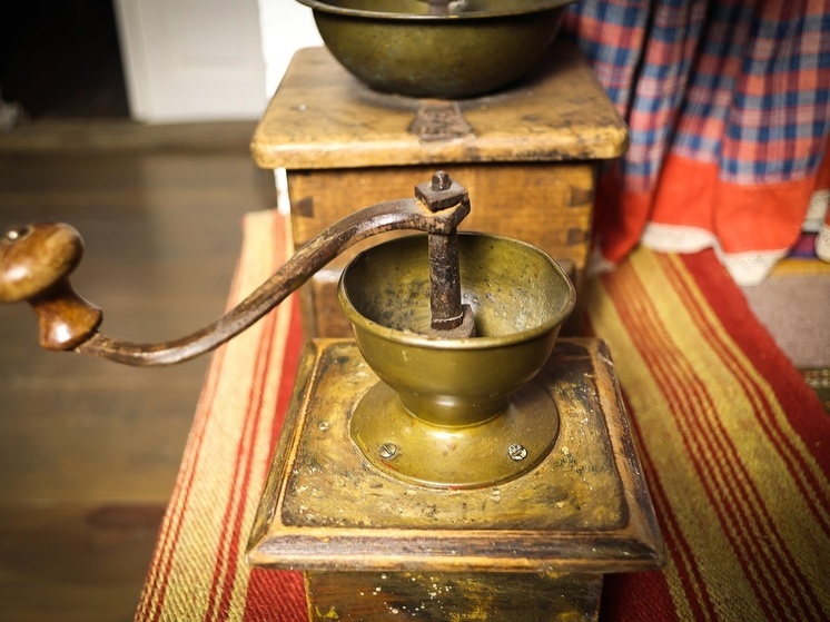 Старинные кофемолки представили в музее-заповеднике «Изборск» в честь международного дня кофе