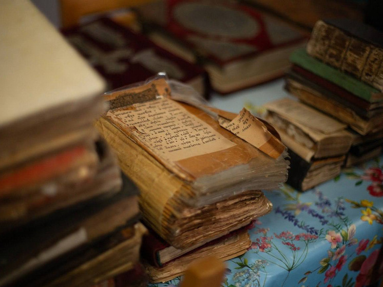 В Мурманске с помощью волонтеров отреставрируют книги из Свято-Никольского собора