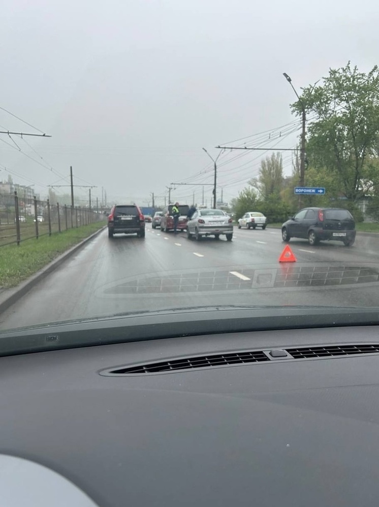 В Курске на улице Энгельса машины стали в пробке из-за ДТП