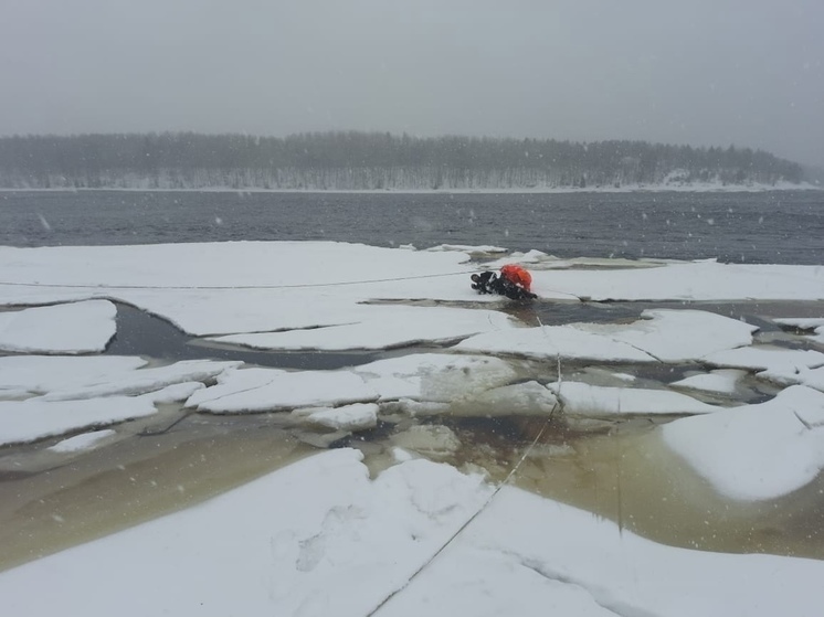 Спасатели в Карелии показали, как достают из воды утопающих