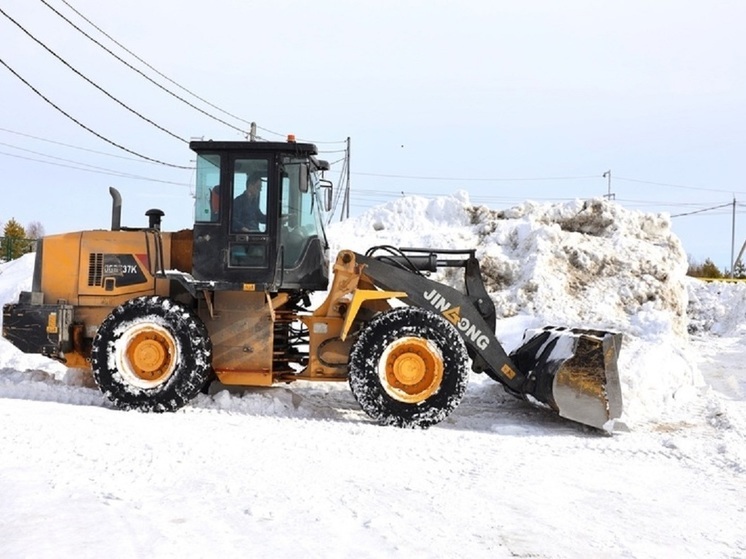 После критики Бандурко в микрорайоне Губкинского стали активнее убирать снег