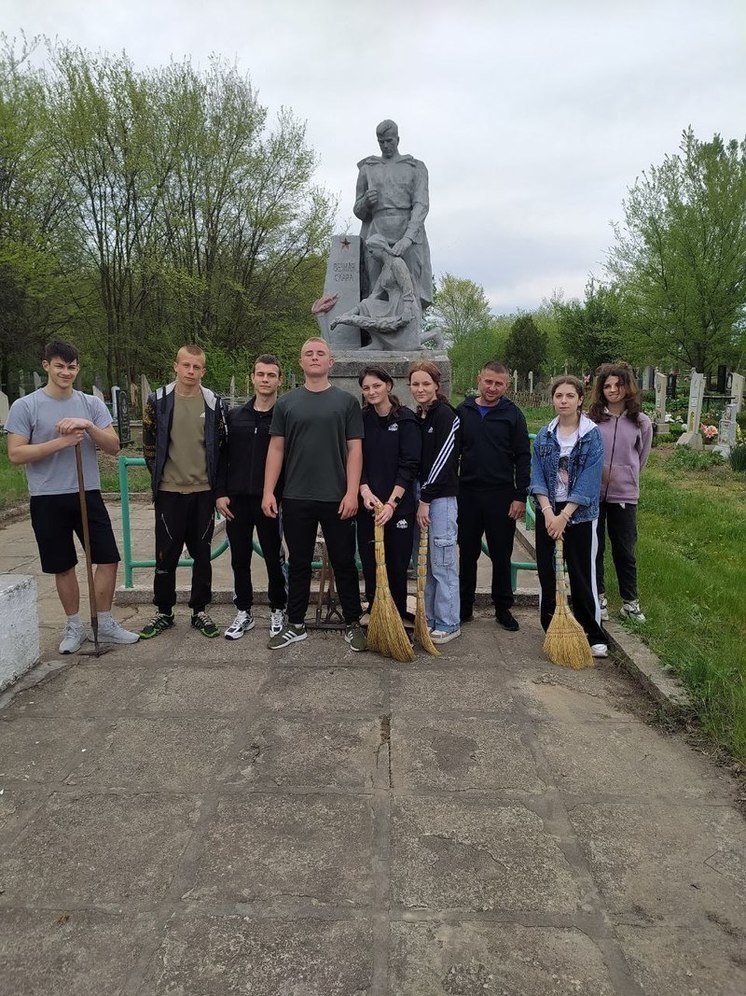 Херсонские школьники провели уборку памятников