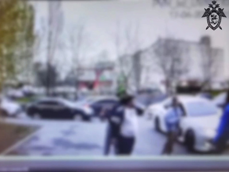 Момент нападения на москвича с ножом из-за парковки попал на видео