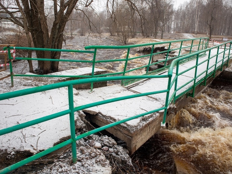 Река разрушила мост в Петрозаводске