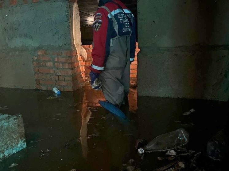Омские студенты-спасатели восстанавливают Орск после наводнений