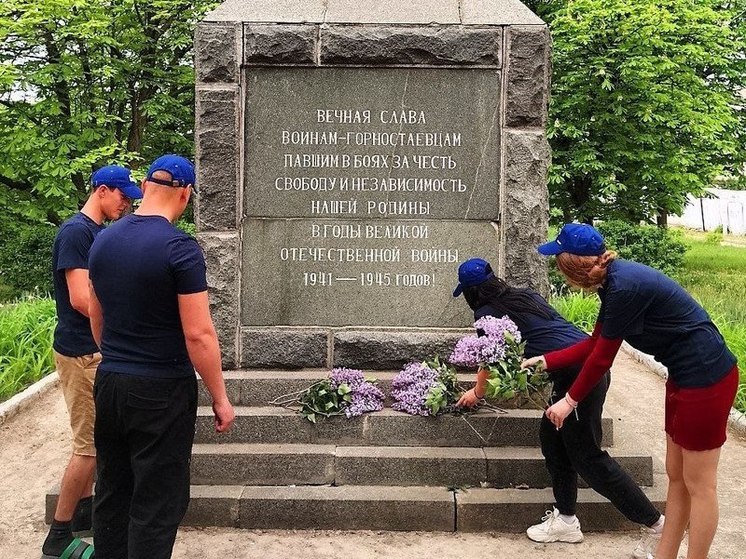 Херсонская молодёжь возложила цветы к памятнику героям ВОВ