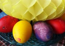 У церкви нет никаких правил насчет того, в какие цвета можно либо нельзя красить яйца на Пасху, рассказал «МК в Питере» протоиерей Александр Пелин. По его словам, красить яйца можно в любые цвета, которые приняты в той или иной семье или традиции. 