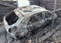 В Советском районе Марий Эл огнем уничтожена машина, поврежден гараж.