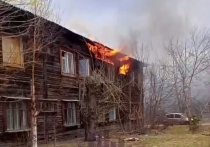 В Красноярске загорелся двухэтажный расселенный дом на улице Семафорной