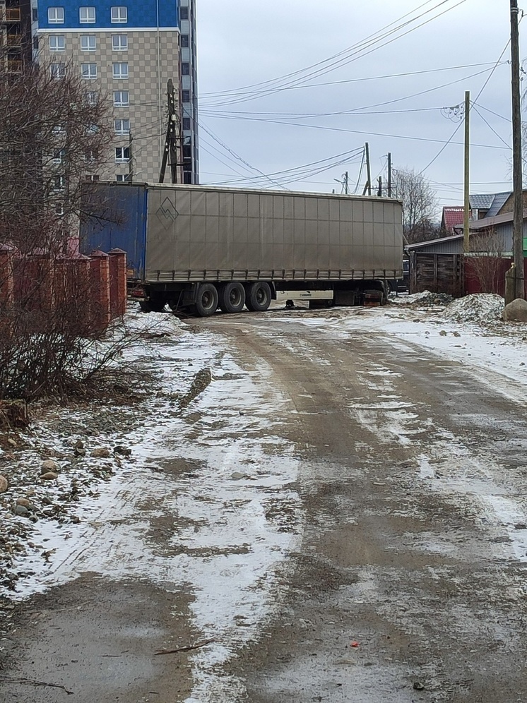 Фура села на мосты, перекрыв проезд в одном из районов Петрозаводска