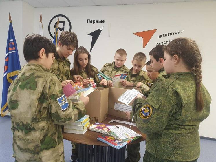 Школьники Пуровского района собрали 50 коробок с подарками для детей Волновахи