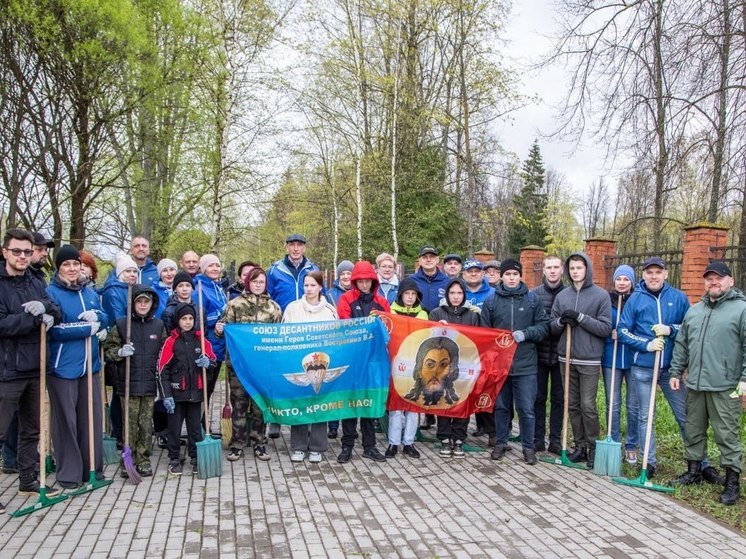Члены партии «Единая Россия» отправились на субботник в Аллею памяти в Великих Луках