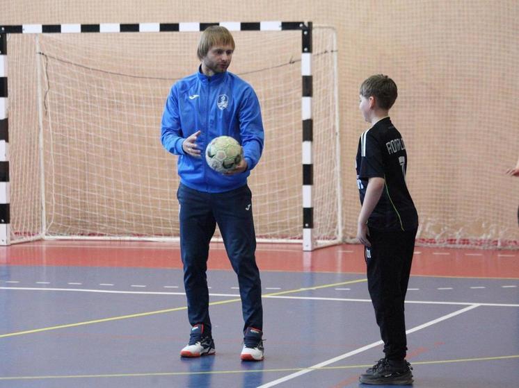 Футболисты «Динамо – Вологда» провели тренировку для детей участников СВО