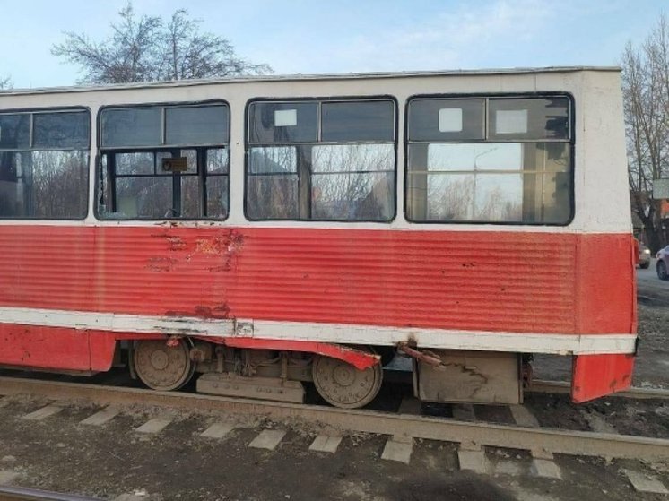 Фура с трамваем столкнулись в Омске 18 апреля