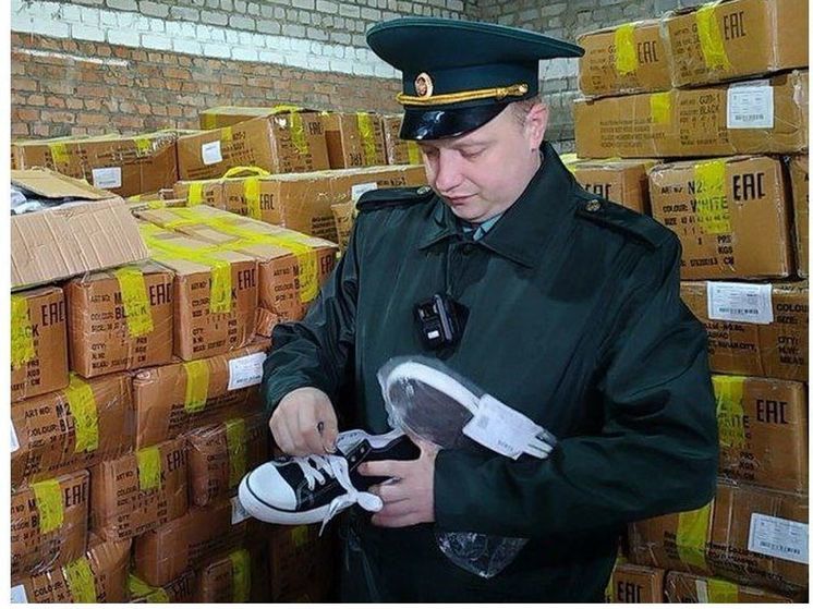 Смоленская таможня передала Народному фронту 27 тысяч пар конфискованной обуви почти на 19 млн рублей