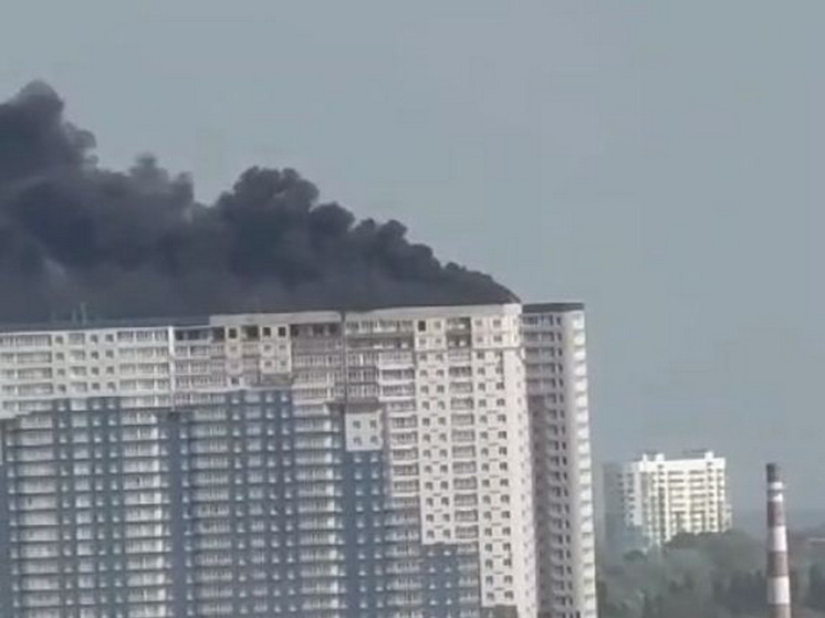 В Краснодаре загорелся недостроенный дом в жилом комплексе «Фонтаны», в здании происходят взрывы