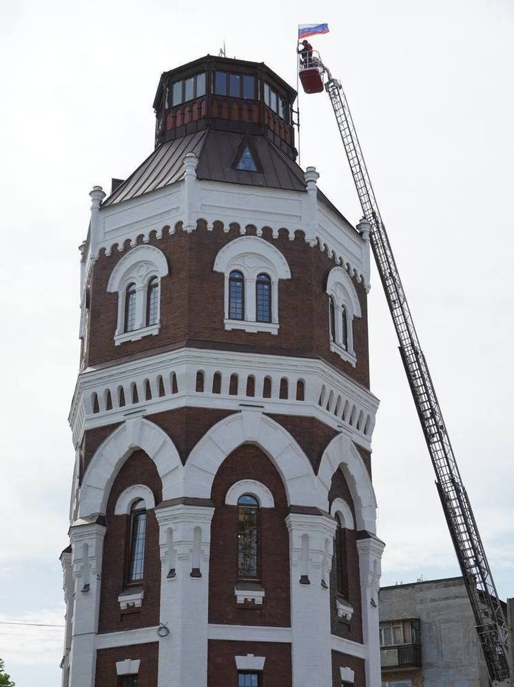 В Мариуполе подняли российский триколор над башней, которую восстановили ленинградцы