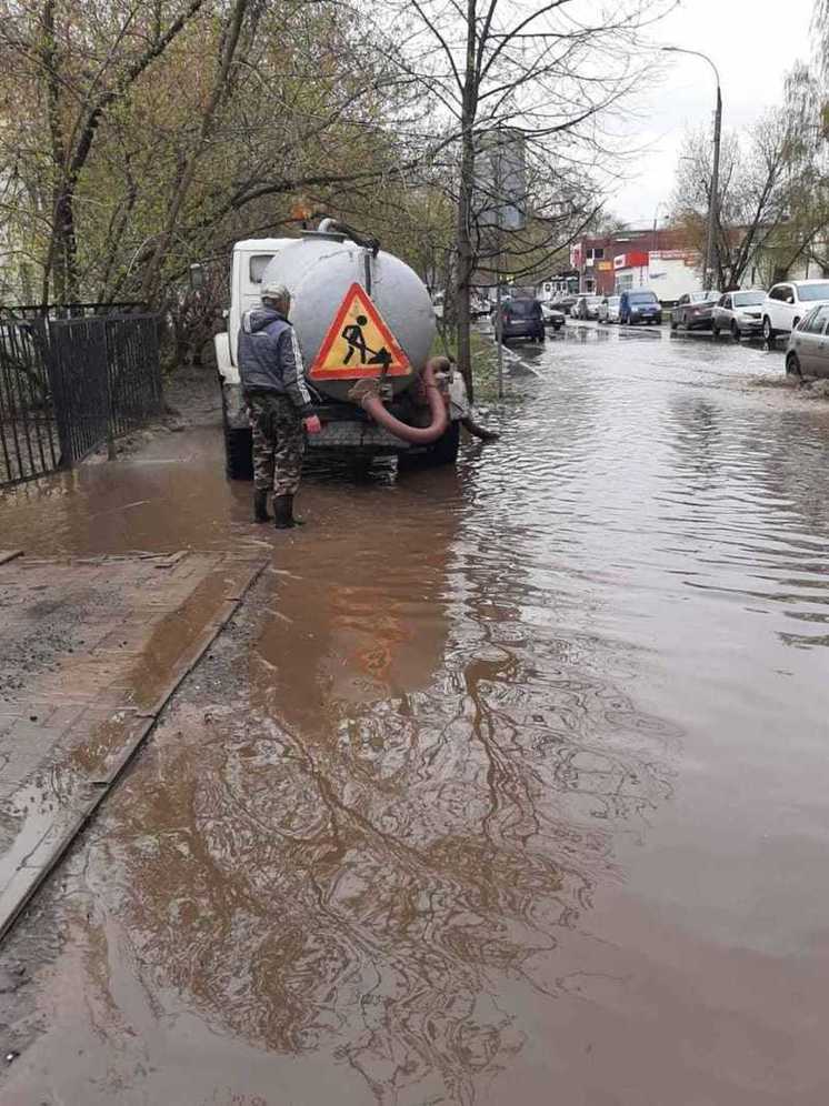 Специализированная техника ведет откачку воды на улицах Московского района