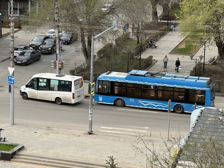 В Саратове троллейбус столкнулся с маршруткой