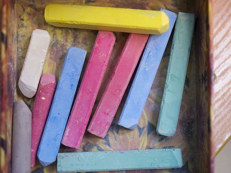 В Нижегородской области коммунальщики перекрасили качели из желто-голубого в красно-голубой