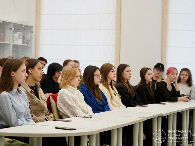 Новгородским студентам военкор Василий Цимбал рассказал о тонкостях профессии