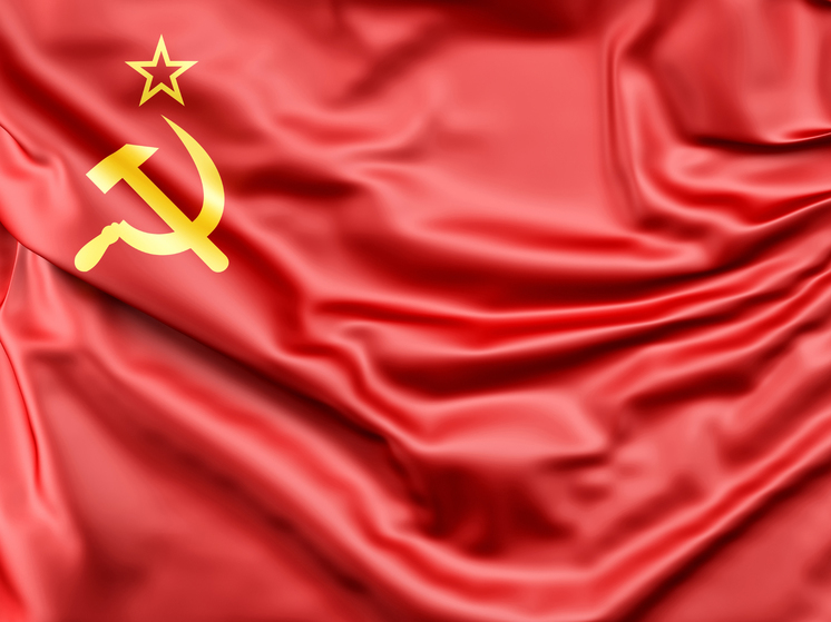 Брянец Сергей Горелов напомнил, что 100 лет назад был утверждён флаг СССР