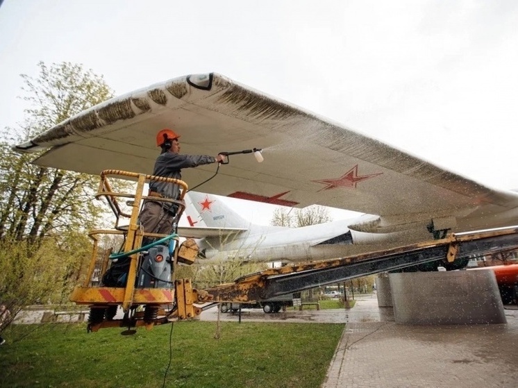 В Смоленске на Багратиона помыли самолет «ТУ–16»