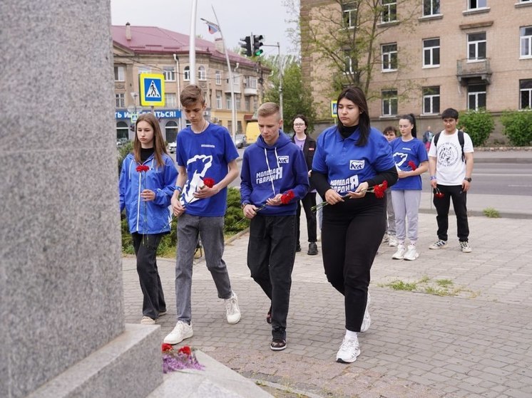 Молодёжь Запорожской области возложила цветы к памятнику Александру Невскому