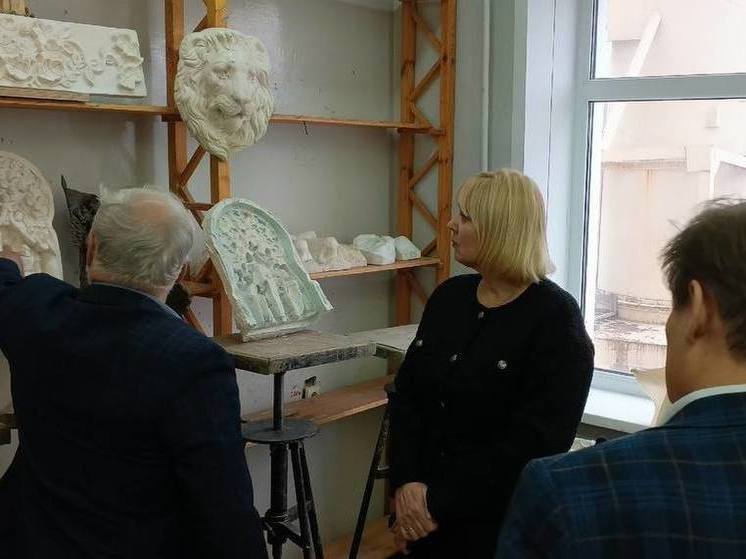 Министр культуры Чувашии изучила учебный процесс для будущих скульпторов.