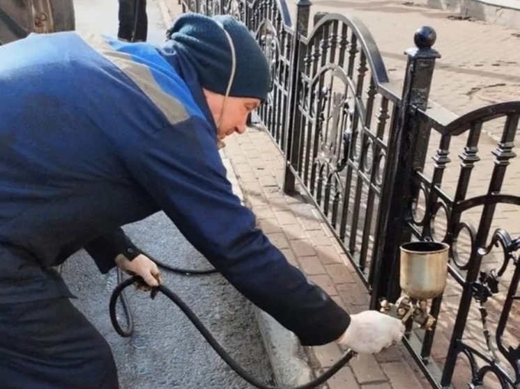В Ярославле начали ремонтировать металлический забор в центре города