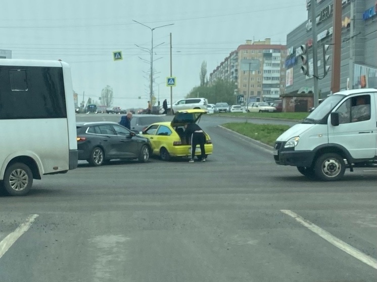 В Курске на 50 лет Октября произошло ДТП с участием редкой «Лады»