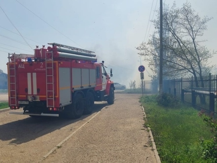 В Астрахани эвакуировали пациентов детской больницы из-за крупного пожара
