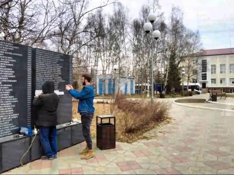 На мемориальной плите в Аниве увековечили имена двух ветеранов ВОВ