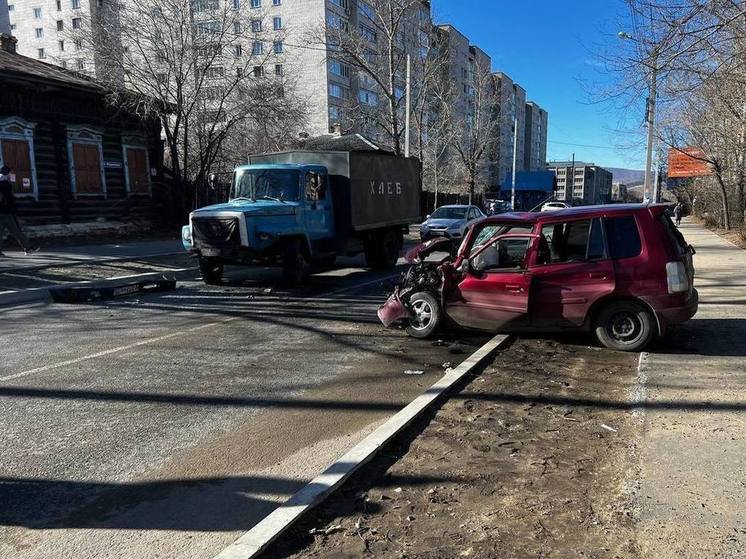 Попавший в смертельное ДТП с хлебовозкой водитель занимался извозом в Чите