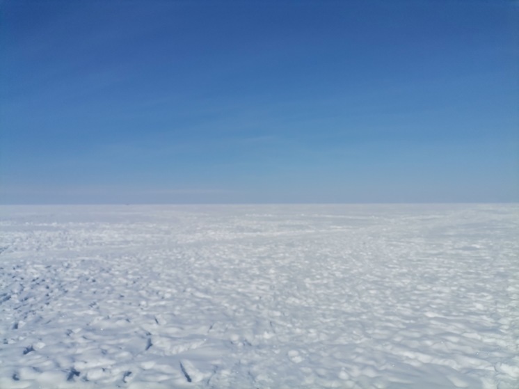 В Бурятии на льду Байкала заглох автомобиль