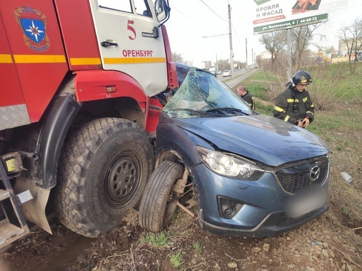 В Оренбурге пожарная машина столкнулась с легковым автомобилем