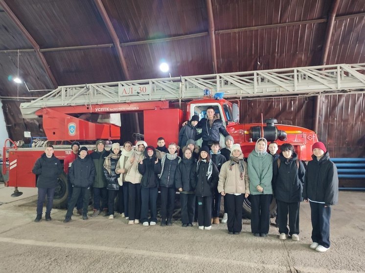 В поселке Жатай в Якутии пожарные провели экскурсию для школьников
