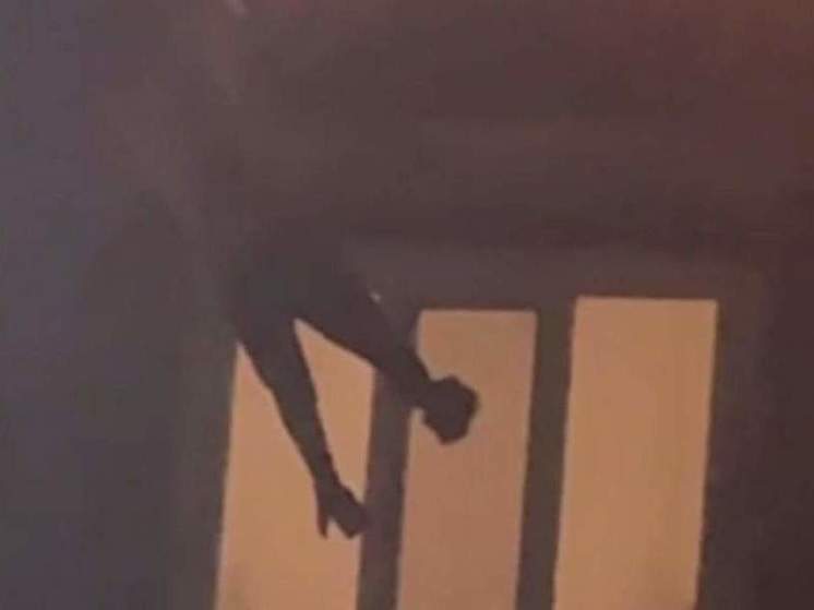 В Холмске сняли на видео прыгающего со второго этажа человека