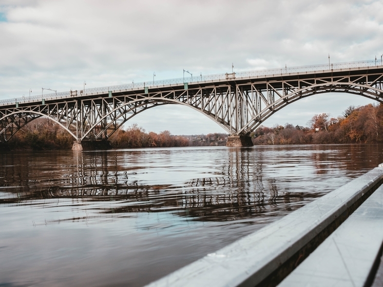 В Красноярском крае мужчина хотел спрыгнут с моста через реку Кан