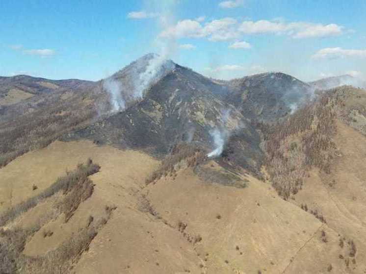 В горах Закаменского района Бурятии тушат лесной пожар