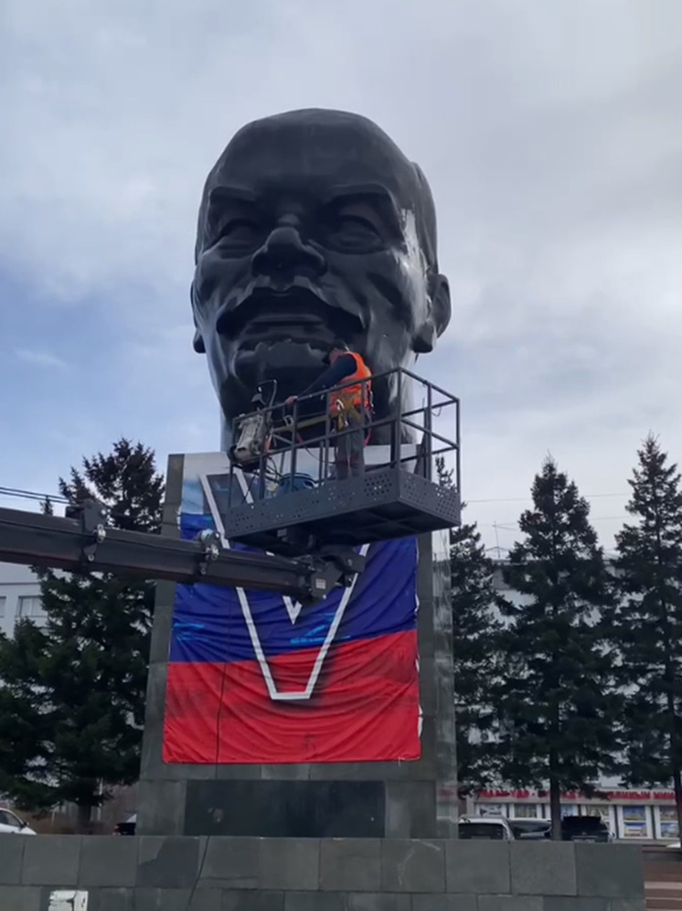 В Улан-Удэ моют самую большую голову Ленина в мире