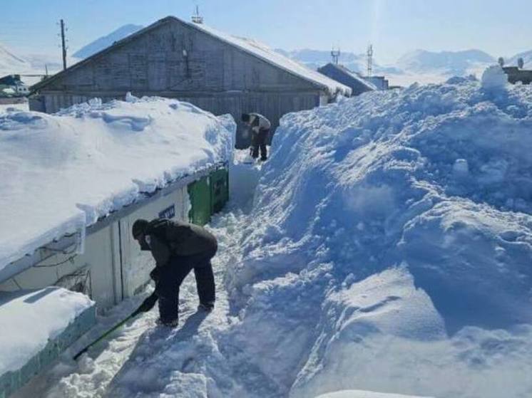В селе Новое Чаплино после сильной пурги откопали из снега единственный магазин